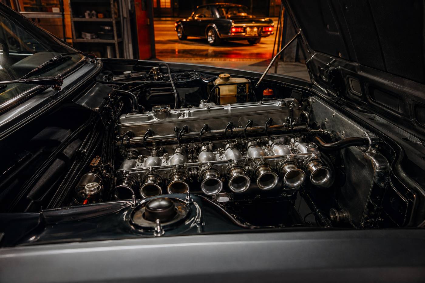 Moteur six cylindres en ligne d'une BMW 3.0 CSi avec collecteur et culasse