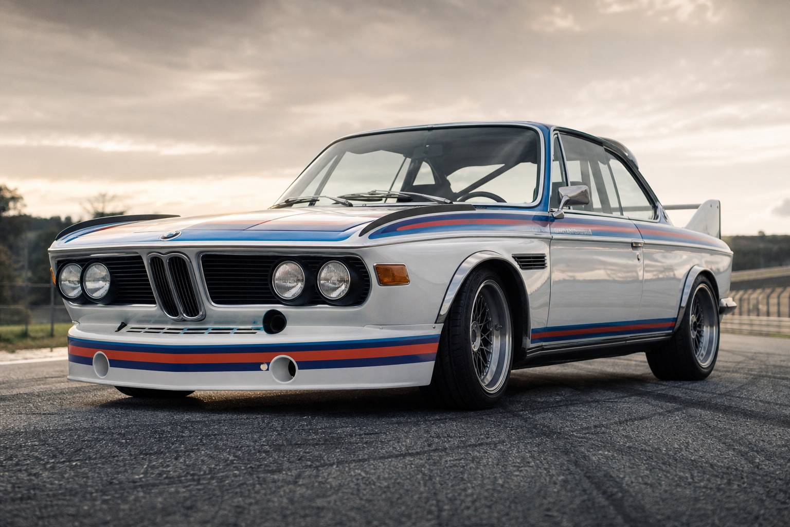 Badge et calandre BMW 3.0 CSL avec le celebre aileron arriere