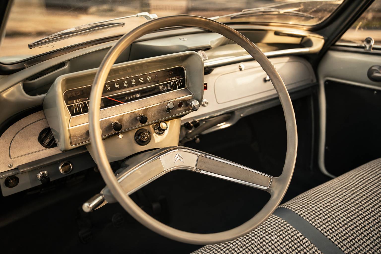 Tableau de bord et intérieur de la Citroën Ami 6, habitacle rétro avec volant et sièges d'époque