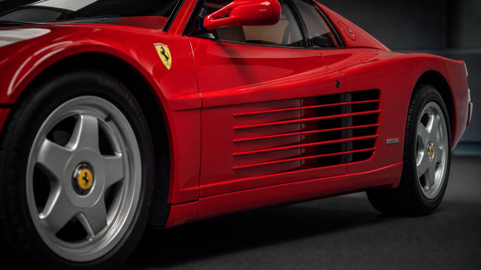Prises d air laterales strakes jantes 5 branches et ecusson Ferrari Testarossa