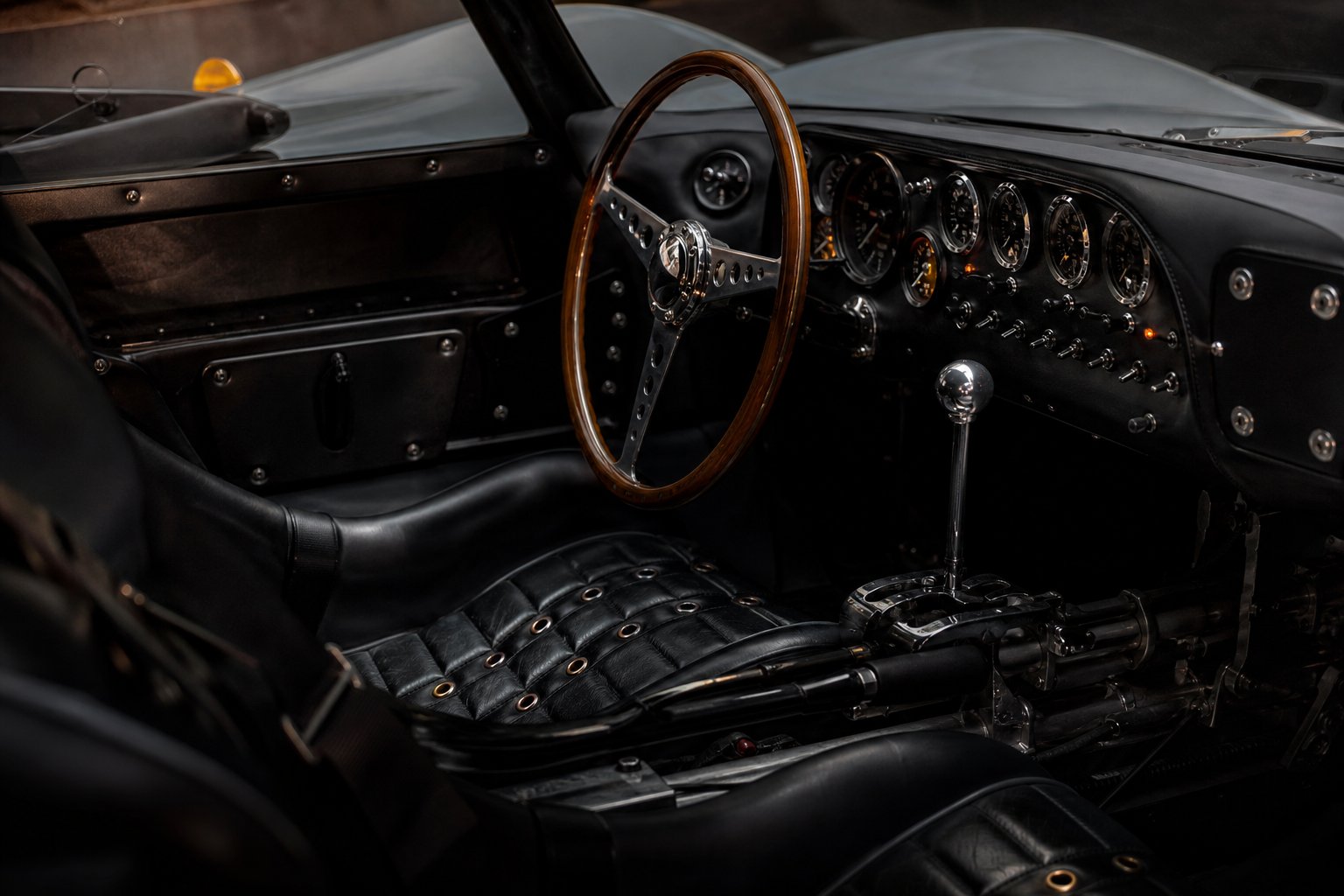 Intérieur habitacle Ford GT40 MkIII, siège baquet cuir et tableau de bord vintage