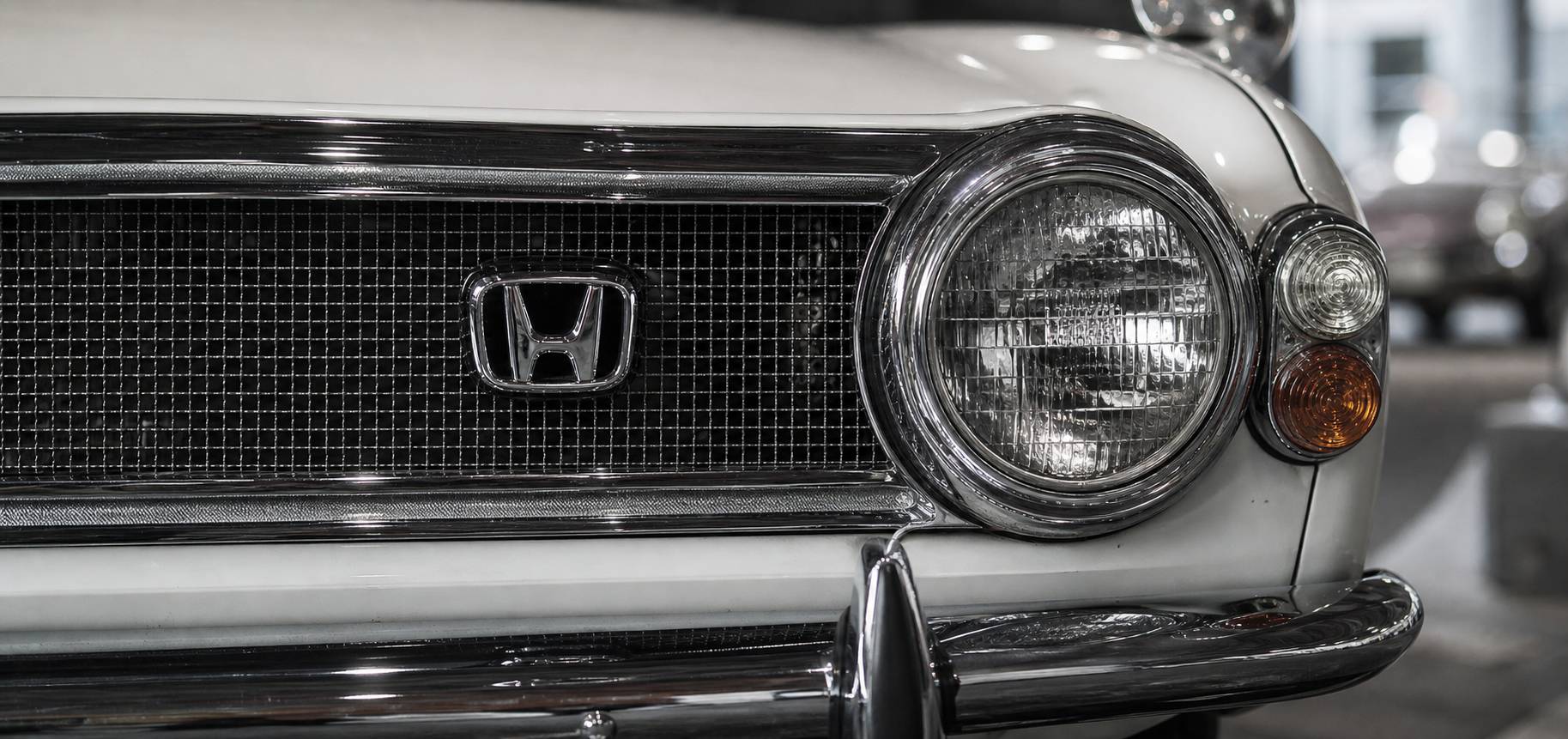 Detail de la calandre et des phares ronds de Honda S800 classique