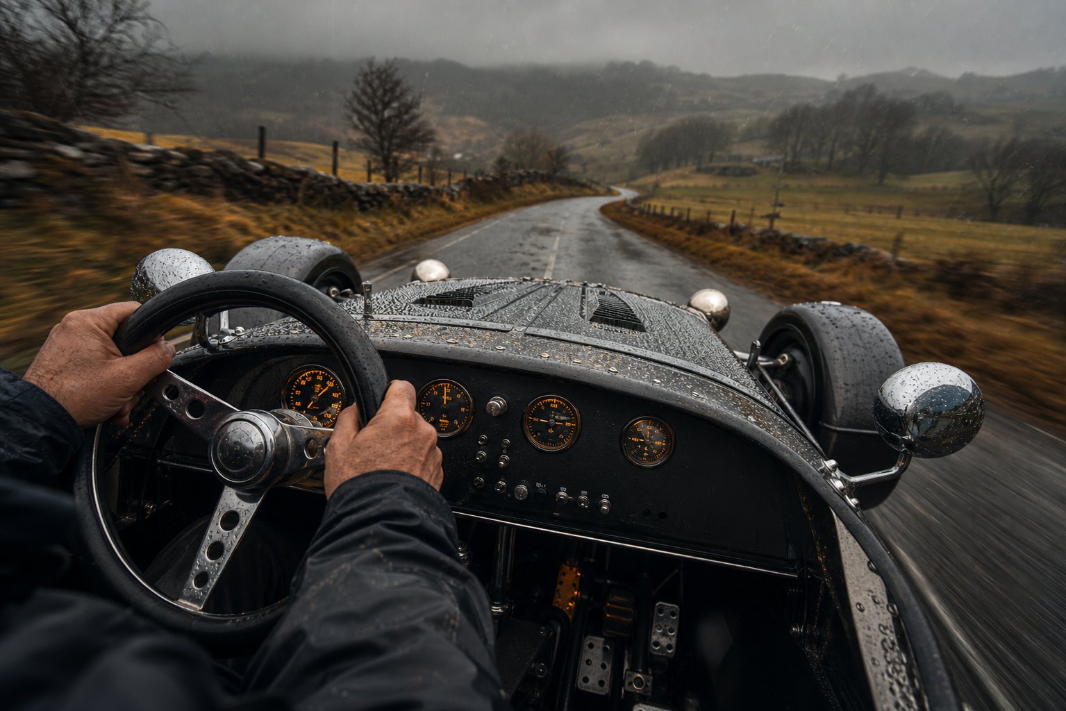 Conduite JP4 vue pilote, volant trois branches, pluie sur le visage, route campagne