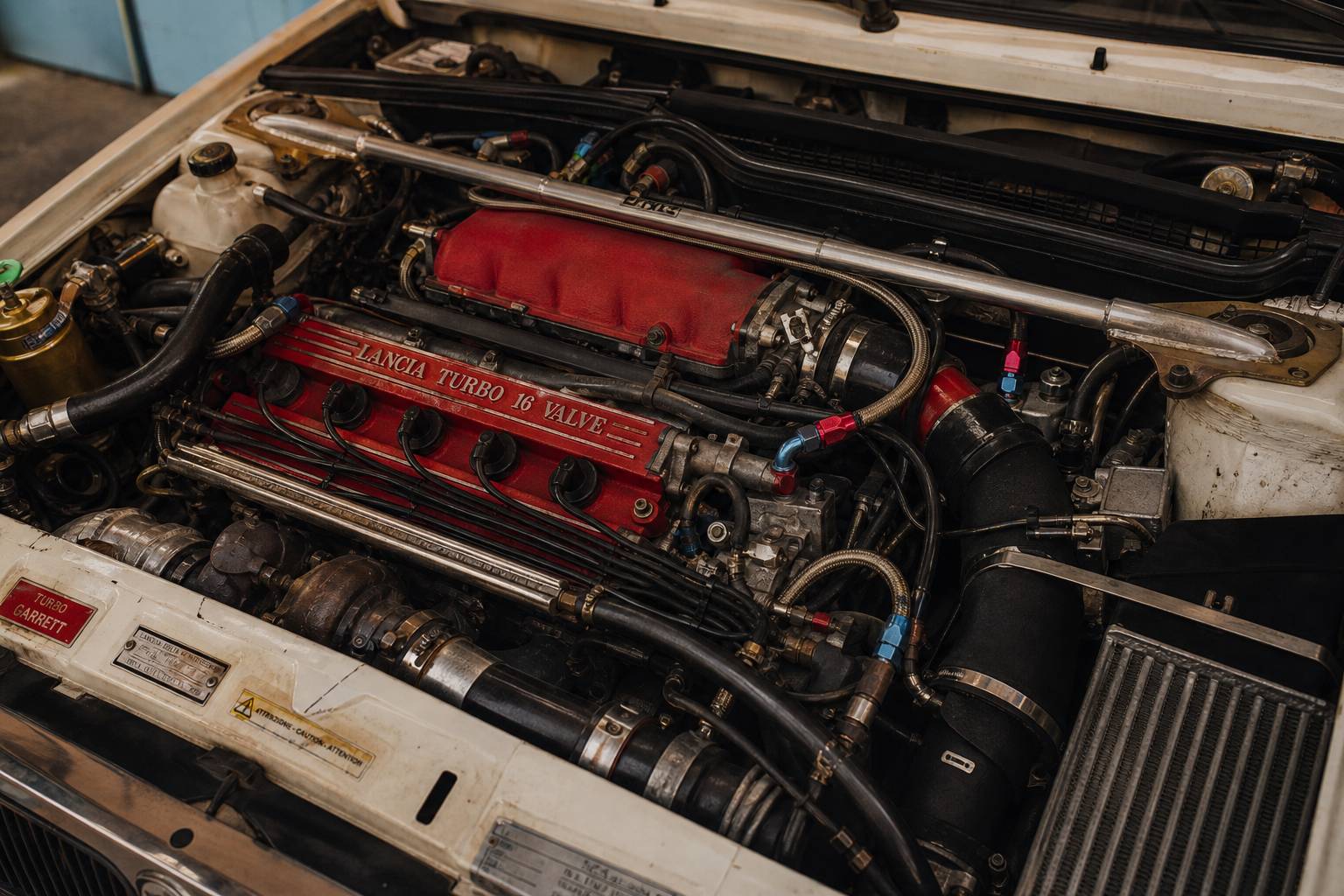 Moteur turbo de la Lancia Delta Integrale, mécanique sportive italienne sous le capot