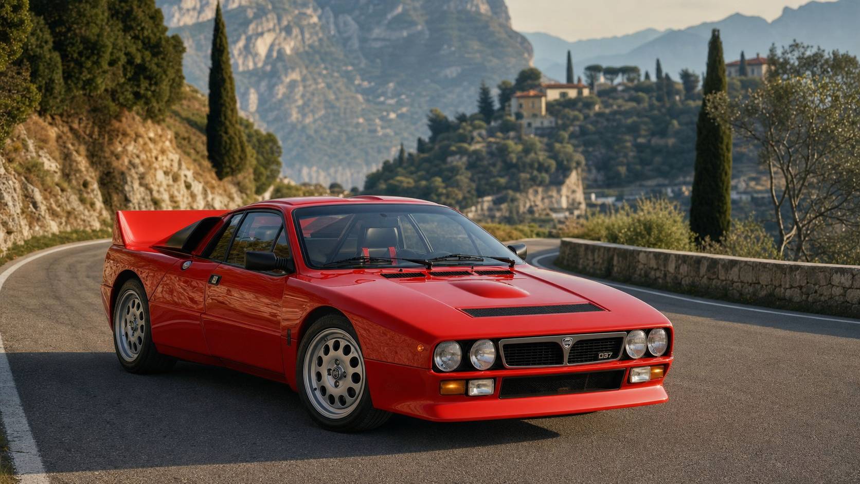 Lancia Rally 037 Stradale rouge de 1982 en montagne