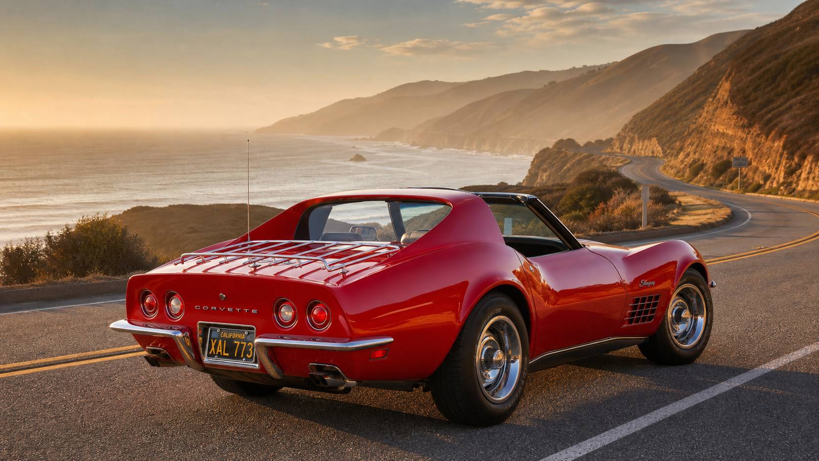 Chevrolet Corvette C3 Stingray rouge 1968 sur route côtière