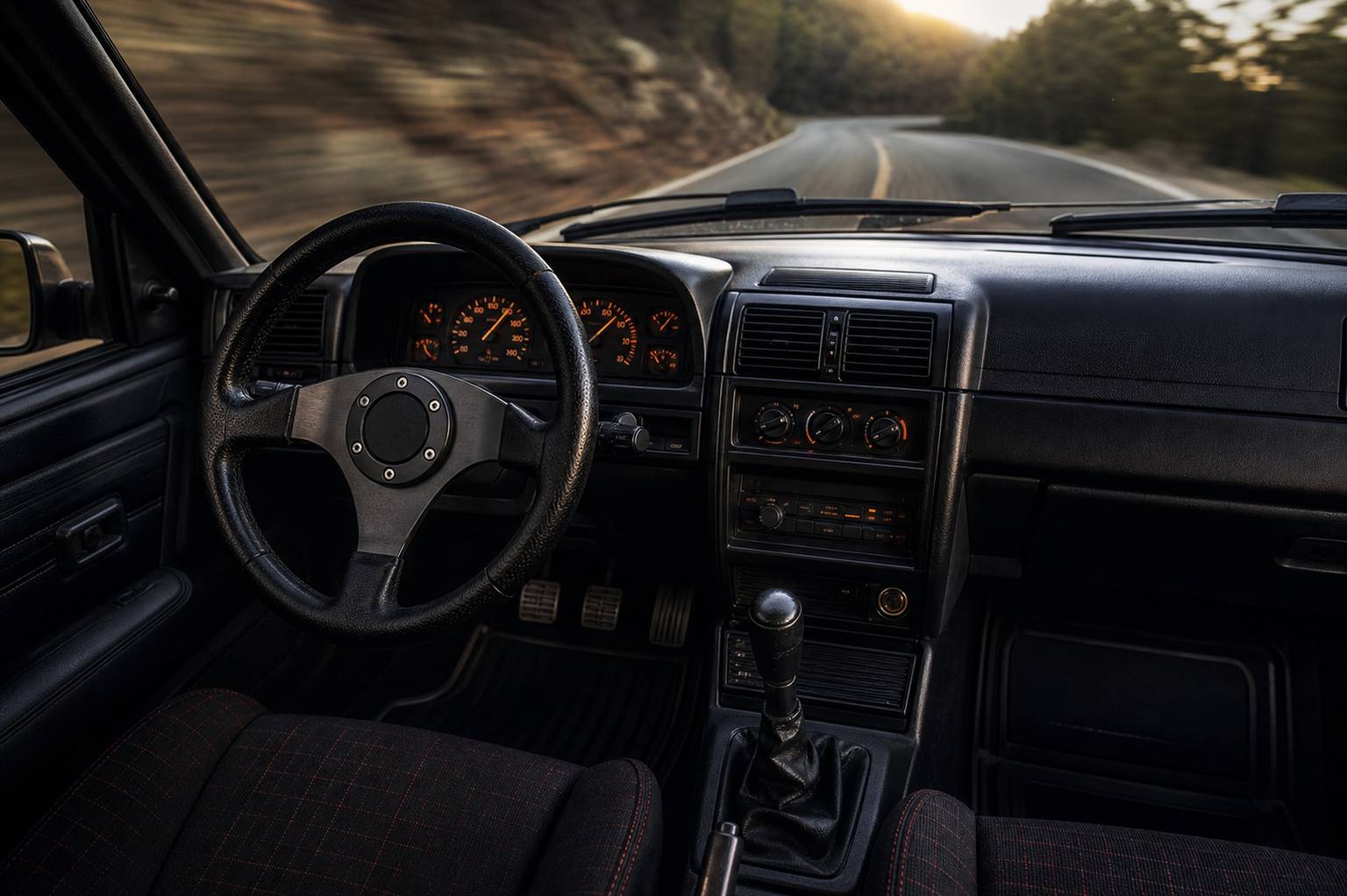 Tableau de bord et poste de conduite Peugeot 309 GTI, intérieur sport années 80