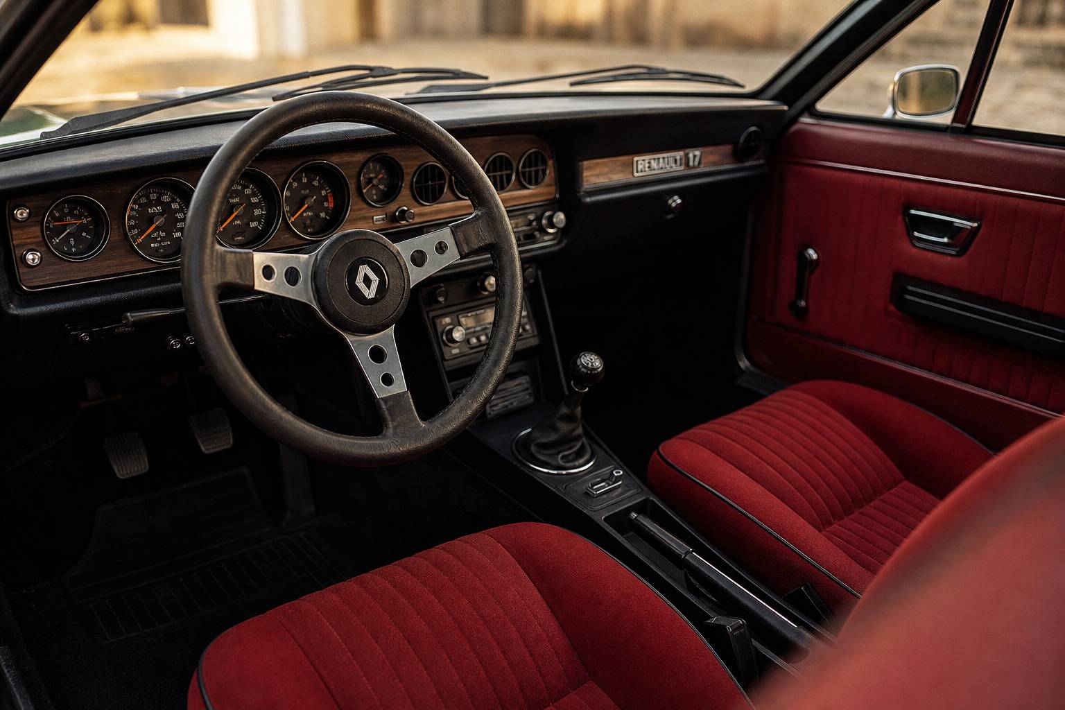 Intérieur et tableau de bord Renault 17, habitacle sport avec sièges baquets et volant d'époque