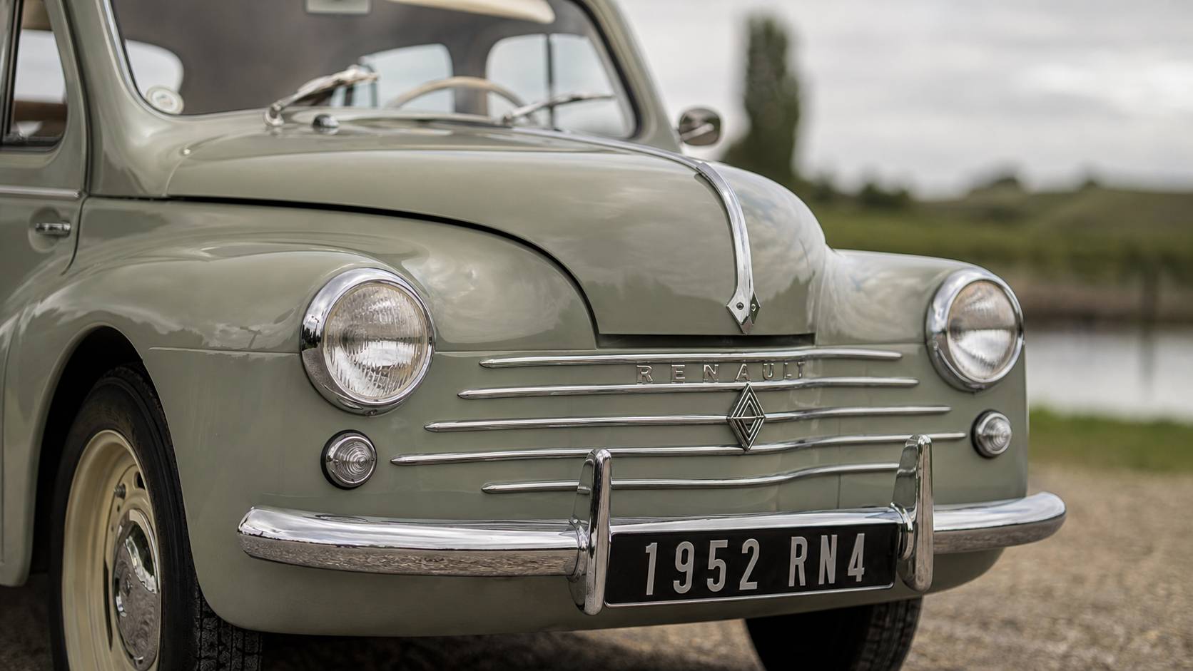 Detail du capot phares ronds et logo de Renault 4CV classique