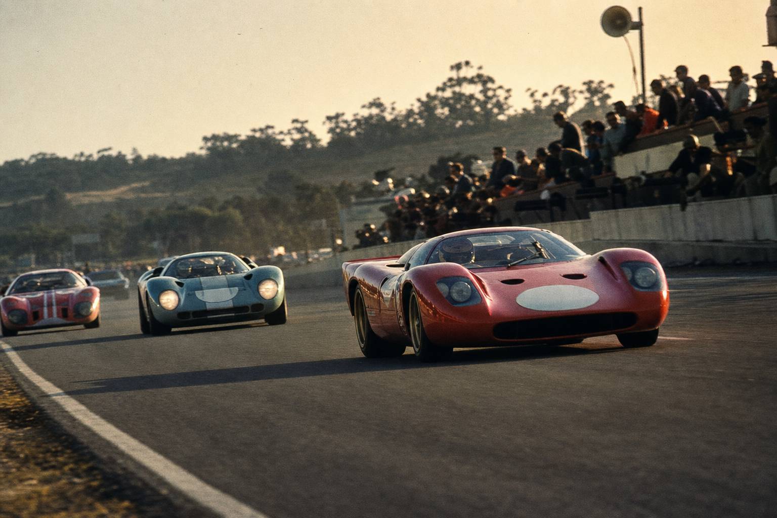 Scene de film de course avec voitures de sport des annees 70 sur circuit
