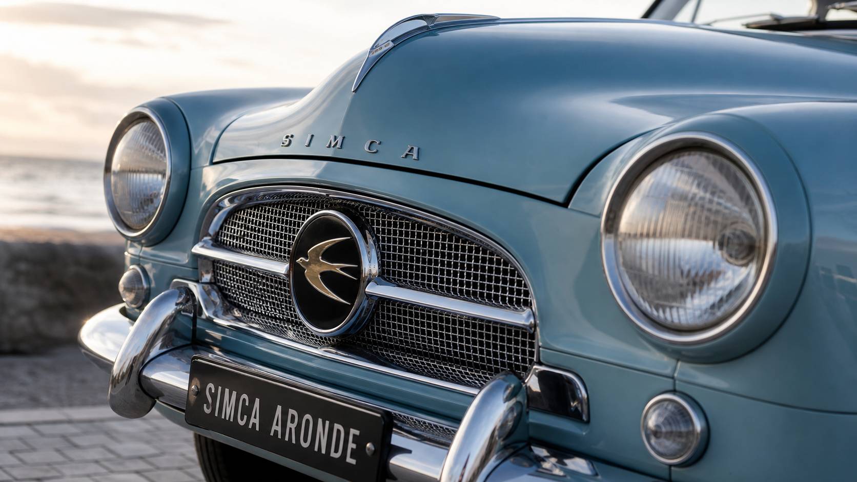 Calandre et logo hirondelle de Simca Aronde detail chrome et phares ronds