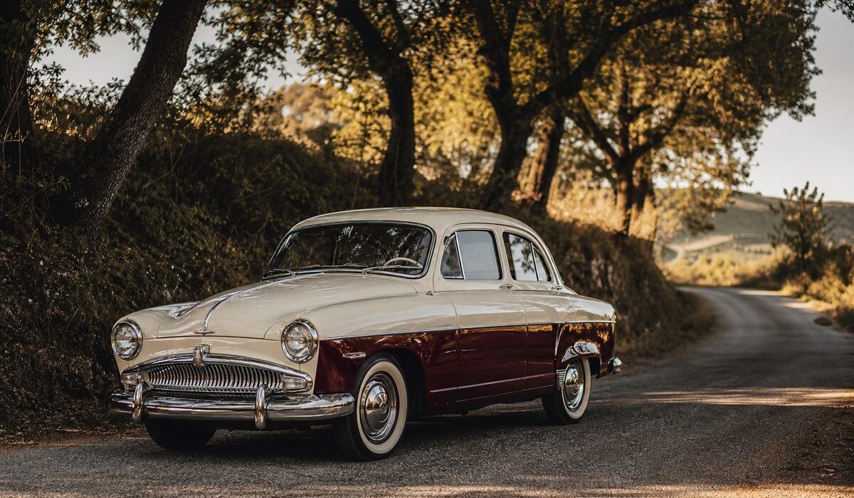 Essai d&rsquo;une Simca Aronde Grand Large 1956 : le charme populaire rehaussé d&rsquo;une élégance intemporelle