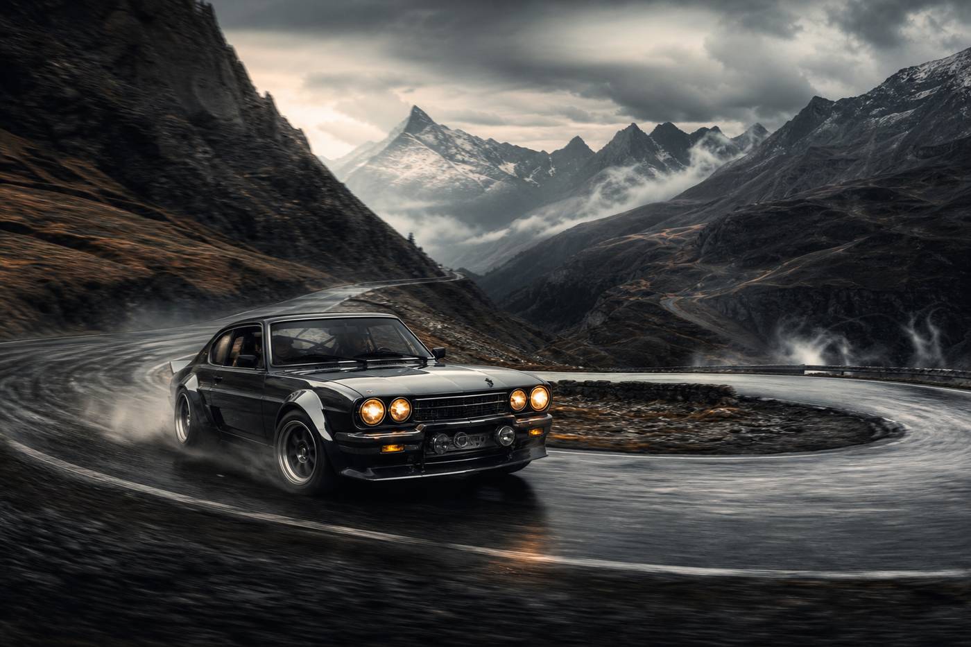 Voiture ancienne de rallye dans un virage en épingle en montagne
