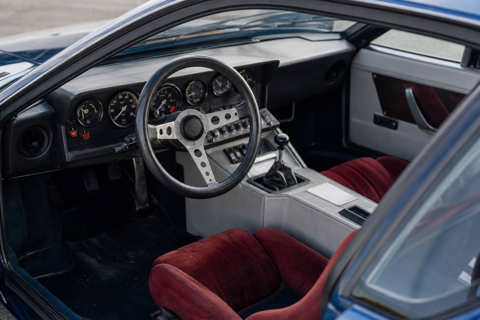 Intérieur Alpine A310 tableau de bord compteurs ronds volant sport trois branches sièges baquets