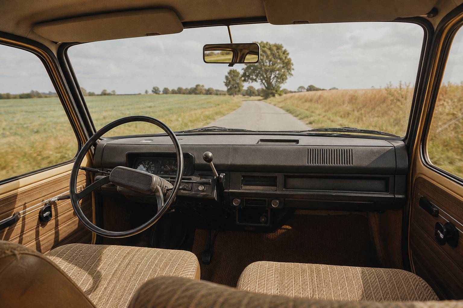 Intérieur Renault 6 tableau de bord volant d'époque levier de vitesse au tableau et route campagne vue pare-brise