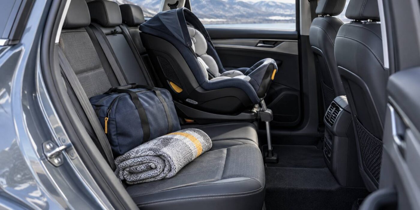 Partir en voiture avec un nouveau-né : trajets, pauses et équipement