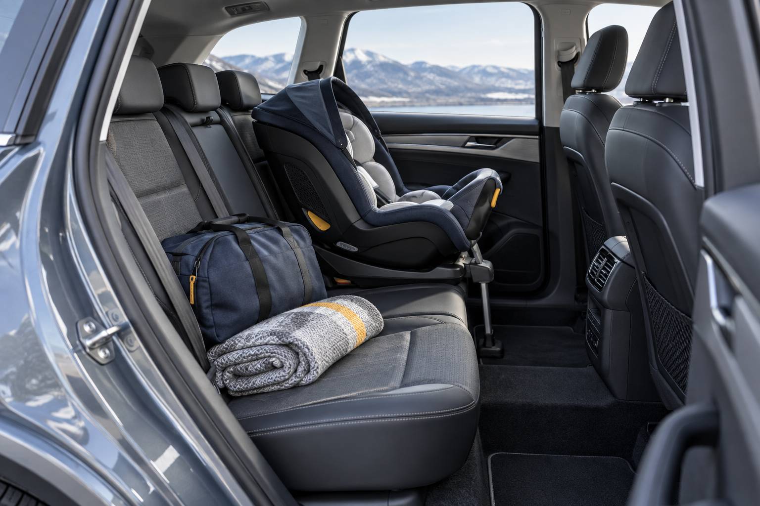 Partir en voiture avec un nouveau-né : trajets, pauses et équipement