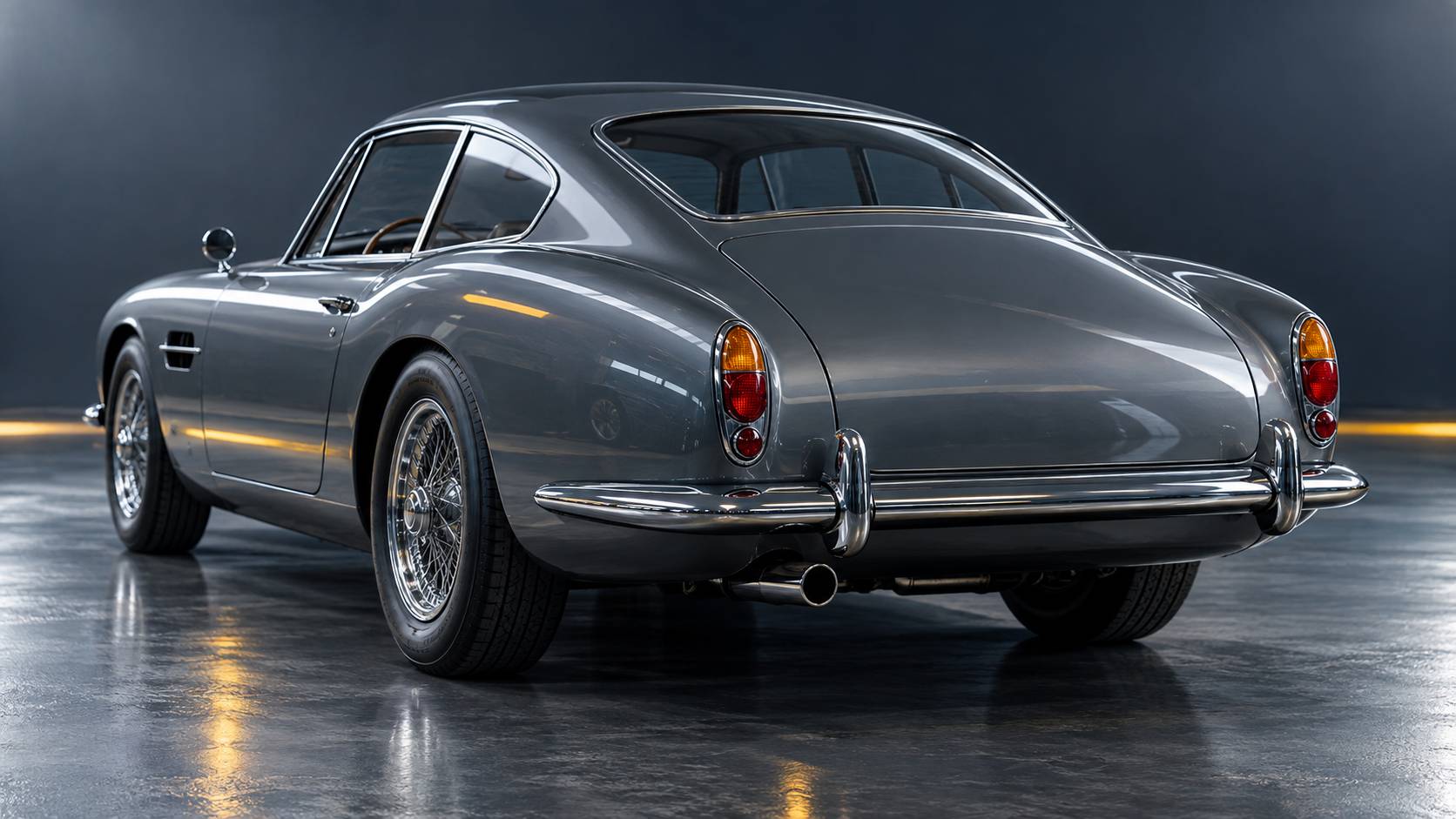 Detail d'une aile et d'un pare-chocs chromes d'un coupe vintage des annees 1960
